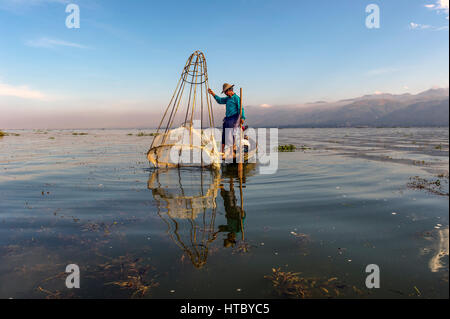 Myanmar (vormals Birmanie). Inle-See. Shan State. Fischer Intha, Volksgruppe der Inle-See Stockfoto