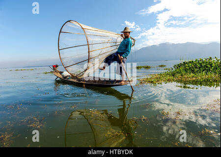 Myanmar (vormals Birmanie). Inle-See. Shan State. Fischer Intha, Volksgruppe der Inle-See Stockfoto