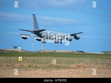 Türkische KC135R Luftbetankung auf Übung in UK im Endanflug, RAF Lossiemouth, Morayshire, Schottland. Stockfoto