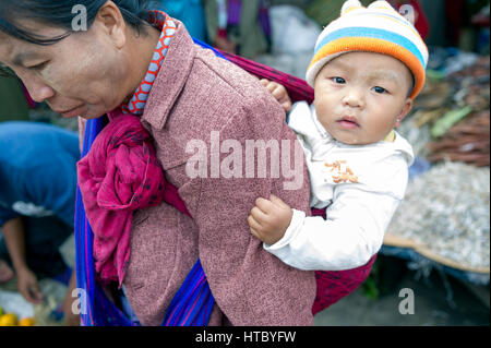 Myanmar (vormals Birmanie). Nyaung Shwe. Shan State. Frau mit ihrem Baby in den Rücken Stockfoto