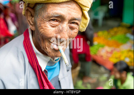 Myanmar (vormals Birmanie). Nyaung Shwe. Shan State. Porträt einer alten burmesischen Mann Rauchen Cheerot Zigarre Stockfoto