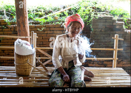 Myanmar (vormals Birmanie). Inle-See. Frau Cheroot die burmesische Zigarre rauchen Stockfoto