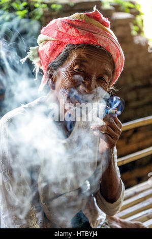 Myanmar (vormals Birmanie). Inle-See. Frau Cheroot die burmesische Zigarre rauchen Stockfoto