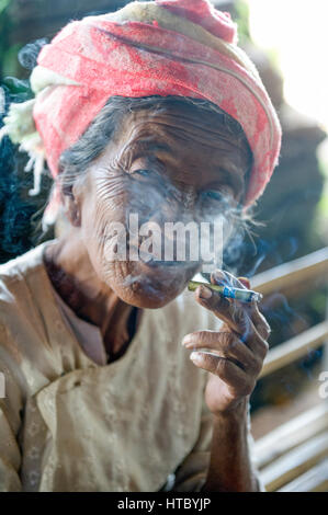 Myanmar. Inle Lake. Shan-Staat. Markttag im Dorf. Frau der PA-O-Ethnie. Frau von ethnischer Zugehörigkeit PA-O Rauchen einen Cheroot Stockfoto