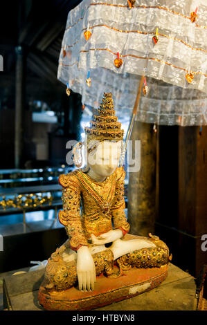 Myanmar (vormals Birmanie). Nyaung Shwe. Shan State. Das Shwe Yan Pyay Kloster. Statue aus Alabaster Buddha mit Edelsteinen bedeckt Stockfoto