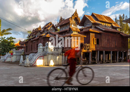 Myanmar (vormals Birmanie). Nyaung Shwe. Shan State. Das Shwe Yan Pyay Kloster (oder "Palast der Spiegel") im Jahre 1907 in der Nähe von Inle-See in Holz entworfen Stockfoto