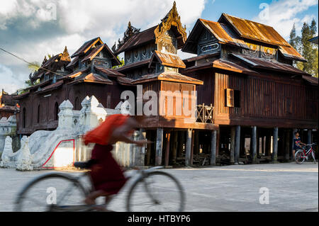 Myanmar (vormals Birmanie). Nyaung Shwe. Shan State. Das Shwe Yan Pyay Kloster (oder "Palast der Spiegel") im Jahre 1907 in der Nähe von Inle-See in Holz entworfen Stockfoto