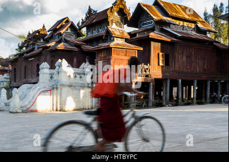 Myanmar (vormals Birmanie). Nyaung Shwe. Shan State. Das Shwe Yan Pyay Kloster (oder "Palast der Spiegel") im Jahre 1907 in der Nähe von Inle-See in Holz entworfen Stockfoto