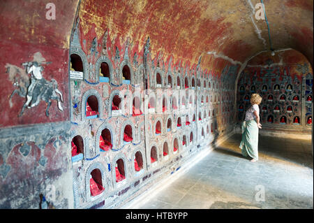 Myanmar. Nyaung Shwe. Shan-Staat. Das Shwe Yan Pyay Kloster. (Oder der Palast der Spiegel) aus Holz im Jahr 1907 entworfen. Nischen mit Statuen von Buddhas Stockfoto