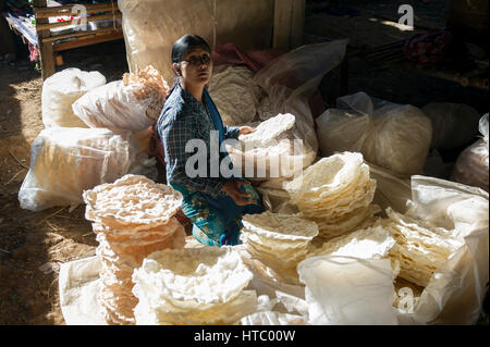 Myanmar. Inle Lake. Shan-Staat. Frau, die am Markttag im Dorf Brot verkauft Stockfoto