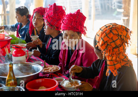 Myanmar (vormals Birmanie). Inle-See. Shan State. Markttag in das Dorf. Frauen von der PA-O-Ethnie Stockfoto