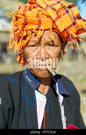 Myanmar. Inle Lake. Shan-Staat. Markttag im Dorf. Frau der PA-O-Ethnie. Frau von ethnischer Zugehörigkeit PA-O Rauchen einen Cheroot Stockfoto