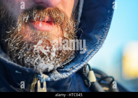 Bart im Raureif Nahaufnahmen. Die gefrorenen Tröpfchen auf das Gesicht eines Mannes. Winter Street Portrait Stockfoto