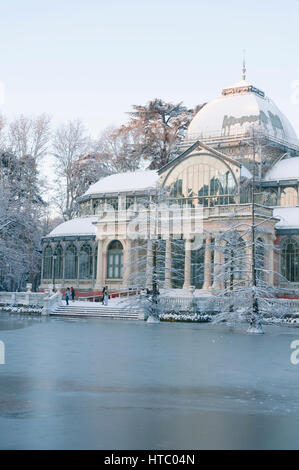 Schneebedeckte Palacio de Cristal. Der Retiro, Madrid, Spanien. Stockfoto