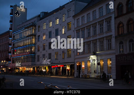Am frühen Abend auf Vesterbrogade mit Neon beleuchteten Geschäfte, Kopenhagen, Dänemark Stockfoto