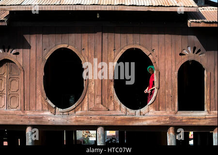 Myanmar (vormals Birmanie). Nyaung Shwe. Shan State. Das Shwe Yan Pyay Kloster (oder "Palast der Spiegel") im Jahre 1907 in der Nähe von Inle-See in Holz ausgelegt. Stockfoto