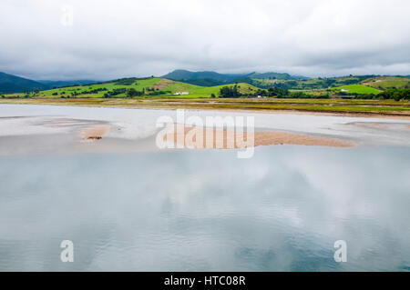 Ebbe-Landschaft. Ria de San Vicente, San Vicente De La Barquera, Kantabrien, Spanien. Stockfoto