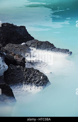 Die blaue Lagune - isländischen Geothermie Spa befindet sich in einem Lavafeld in Grindavík auf Reykjanes Halbinsel, die Nahaufnahme von der heißen Pool und schwarzen Felsen Stockfoto