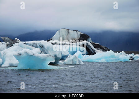 Islands Jökulsárlón - Gletschersee mit blauen Drifling Eisberge am Rande des Vatnajökull-Nationalpark befindet sich auf dem Gletscher Breiðamerkurjökull Stockfoto