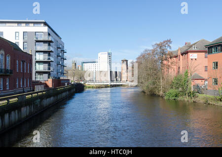 Modernes Apartment Blocks am Ufer des Flusses Derwent und fließt durch die Stadt Derby Stockfoto