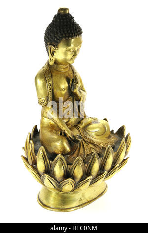 Messing antik Buddha in Meditation auf Lotusblume auf weißem Hintergrund isoliert Stockfoto