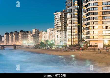 Viña del Mar, V Region de Valparaiso, Chile - Acapulco Beach, dem Hauptstrand in Viña del Mar, sammelt eine Menge Leute auch im Winter Stockfoto