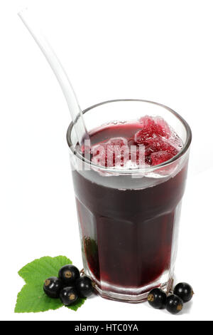 hausgemachte schwarze Johannisbeeren Eis Slush isoliert auf weißem Hintergrund Stockfoto