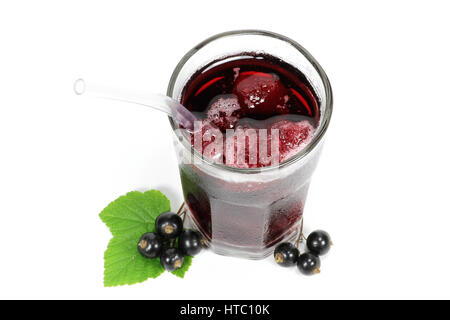 hausgemachte schwarze Johannisbeeren Eis Slush isoliert auf weißem Hintergrund Stockfoto