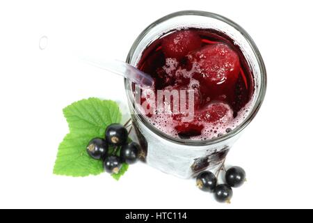 hausgemachte schwarze Johannisbeeren Eis Slush isoliert auf weißem Hintergrund Stockfoto