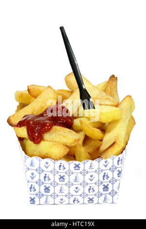 Holländische Pommes frites im Karton Container isoliert auf weißem Hintergrund Stockfoto