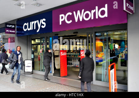 Eine allgemeine Ansicht des Currys PC World Store auf Tottenham Court Road, London. Stockfoto