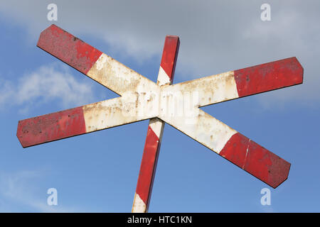 Niederländische Verkehrszeichen: Bahnübergang an eingleisiger Strecke Stockfoto
