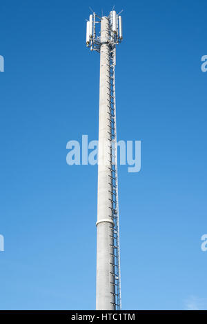 Mobilfunkmast gegen blauen Himmel Stockfoto