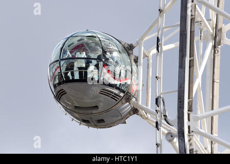 London Eye Pod. Mitglieder der Öffentlichkeit in den Schoten des Coca Cola London Eye. Millennium Wheel Gondel Stockfoto