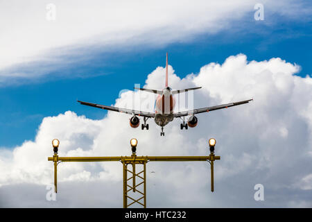 Fluggesellschaften, die mit einer Preiserhöhung für Jet-Treibstoffe und langen Verzögerungen aufgrund von Personalmangel konfrontiert sind, landen Flugzeuge auf einem Flughafen in London Gatwick, England, Großbritannien Stockfoto