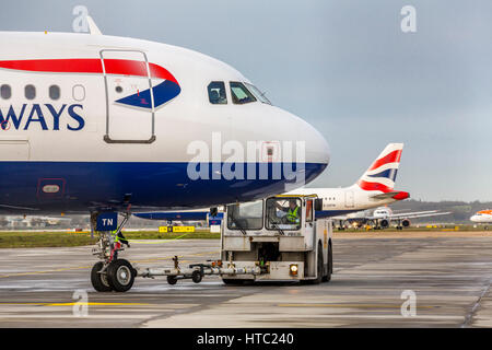 Airbus von einem Schlepper taxi für Abflug vom Flughafen Gatwick London England UK abgeschleppt Stockfoto