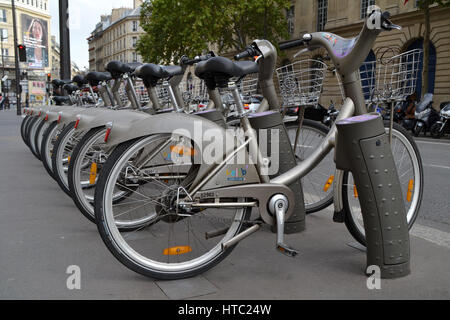 Einige Fahrräder die Velib Fahrradverleih in Paris, Frankreich Stockfoto