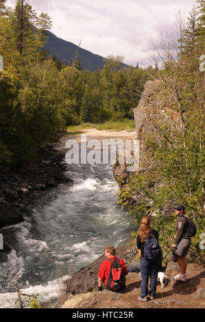 Wanderer, die Anzeige der Adams River Gorge in British Columbia Kanada Stockfoto