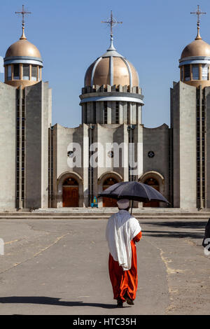 Ein Priester geht in Richtung St. Gabriel äthiopisch-orthodoxe Kirche, Hawassa, Äthiopien Stockfoto