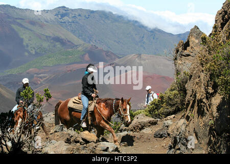 MAUI, HAWAII, Mai 2011: Tourist der Haleakalā-Nationalpark zu besuchen und erkunden Sie die Wanderwege durch die Kiste mit dem Pferd oder zu Fuß Stockfoto