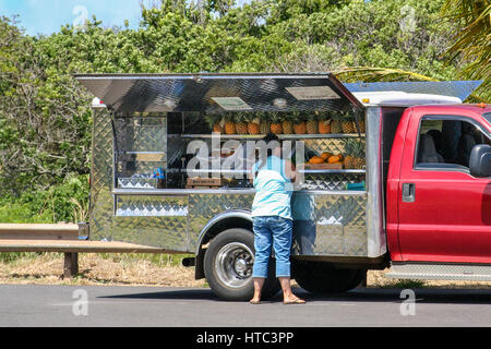 MAUI, HAWAII, Mai 2011: Eine Frau verkauft frisches Obst wie Ananas aus einem LKW auf der Straße in Maui Hawaii. Stockfoto