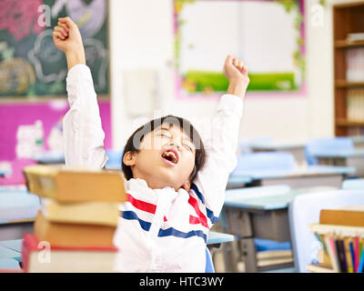 müde und erschöpft asiatischen Grundschule Schüler im Klassenzimmer. Stockfoto