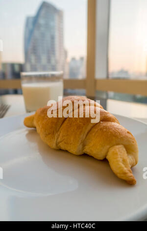 Frühstück mit Milch und frischen Croissants, selektiven Fokus Stockfoto