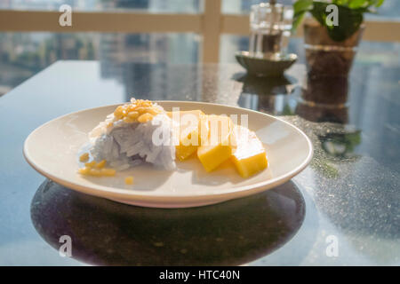 Mango mit klebrigem Reis, Thai Dessert auf einem weißen Teller Stockfoto