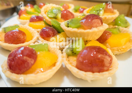 Kiwi, Mango, Trauben köstliches Dessert Obst Torte Teig Stockfoto