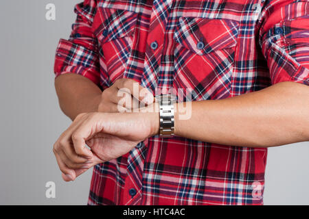 Closeup schönen Luxus-Uhr am Handgelenk des Mannes Stockfoto