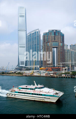 International Commerce Centre (ICC), der Bogen (rechts) und andere Wolkenkratzer, gesehen vom China Ferry Terminal, Pier Kowloon, Hong Kong, China. Stockfoto