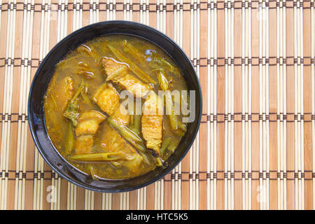 Saurer Suppe gemacht der Tamarindenpaste mit Schweinebauch und verschiedene Arten von Gemüse. Stockfoto