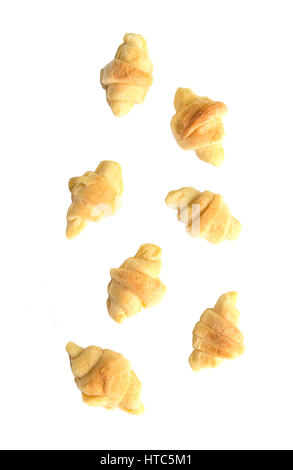 Mini-Croissants fallen auf weißem Hintergrund. Stockfoto