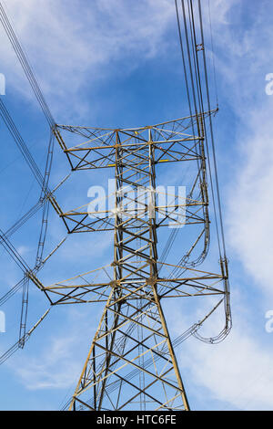 eine Hochspannungs-Strommasten gegen blauen Himmel und Sonne Strahlen Stockfoto